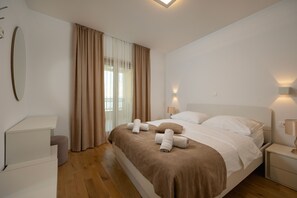 Desk, blackout curtains, iron/ironing board, free WiFi - Apartments Lea (Podstrana)