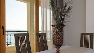 Apartamento, 2 quartos, vista para o mar | Sala de jantar