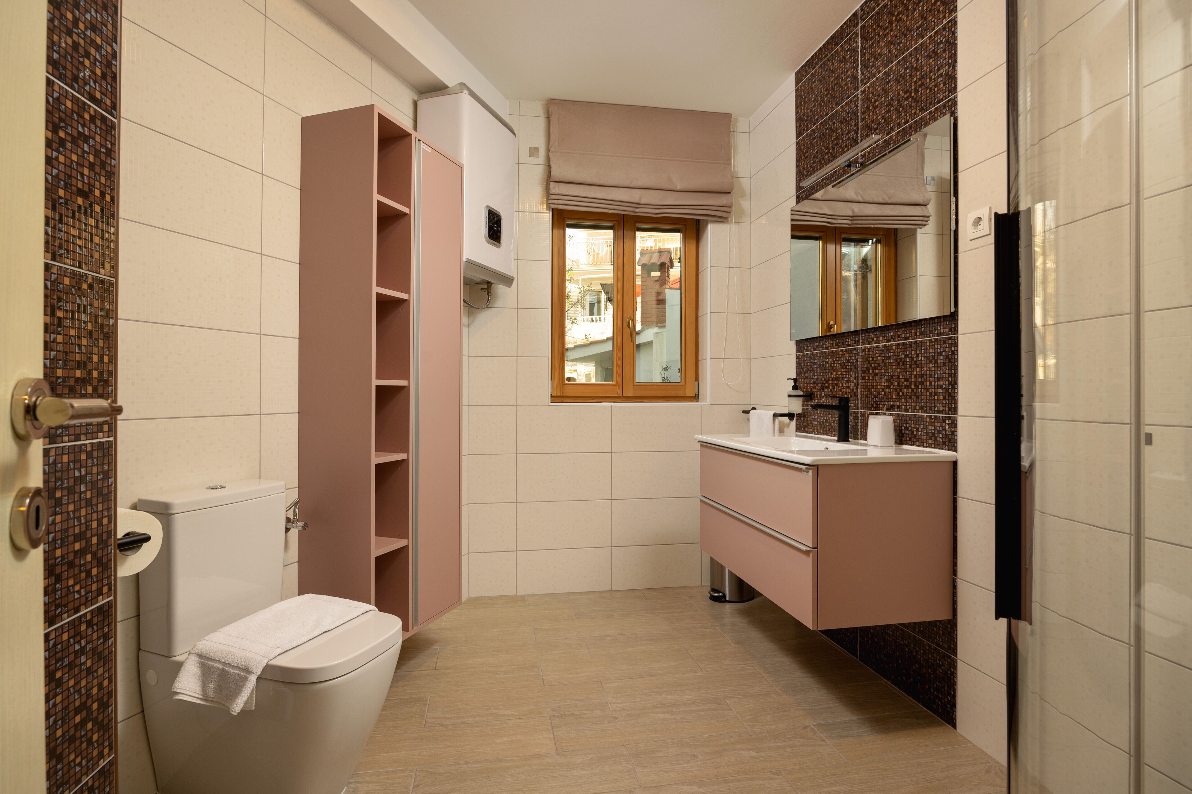 Ein modernes Badezimmer mit Toilette, Waschbecken und Waschtisch.