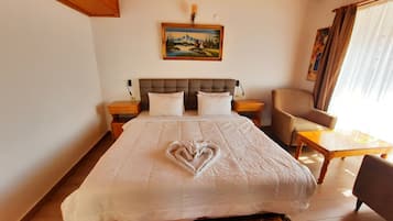 Quarto duplo família, 1 quarto, para não fumantes, vista para o jardim | Roupas de cama premium, cofres nos quartos, individualmente decorados