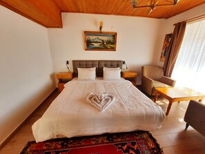 Habitación familiar con 2 camas individuales, 1 habitación, no fumadores, vistas al jardín | Ropa de cama de alta calidad, caja fuerte, decoración individual