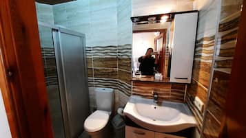 Luxury Double Room, 1 Bedroom | Bathroom | Separate tub and shower, free toiletries, hair dryer, slippers