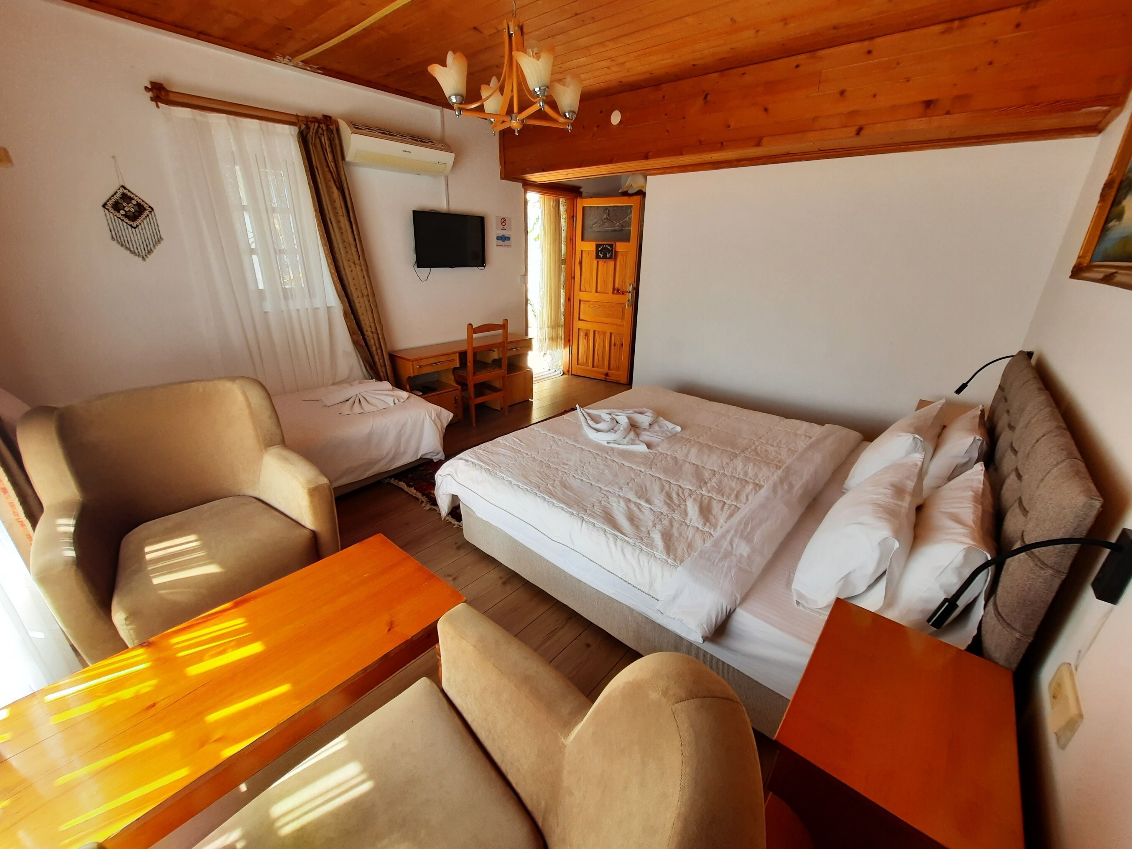 Chambre Familiale avec lits jumeaux, 1 chambre, non-fumeurs, vue jardin | Literie de qualité supérieure, coffres-forts dans les chambres