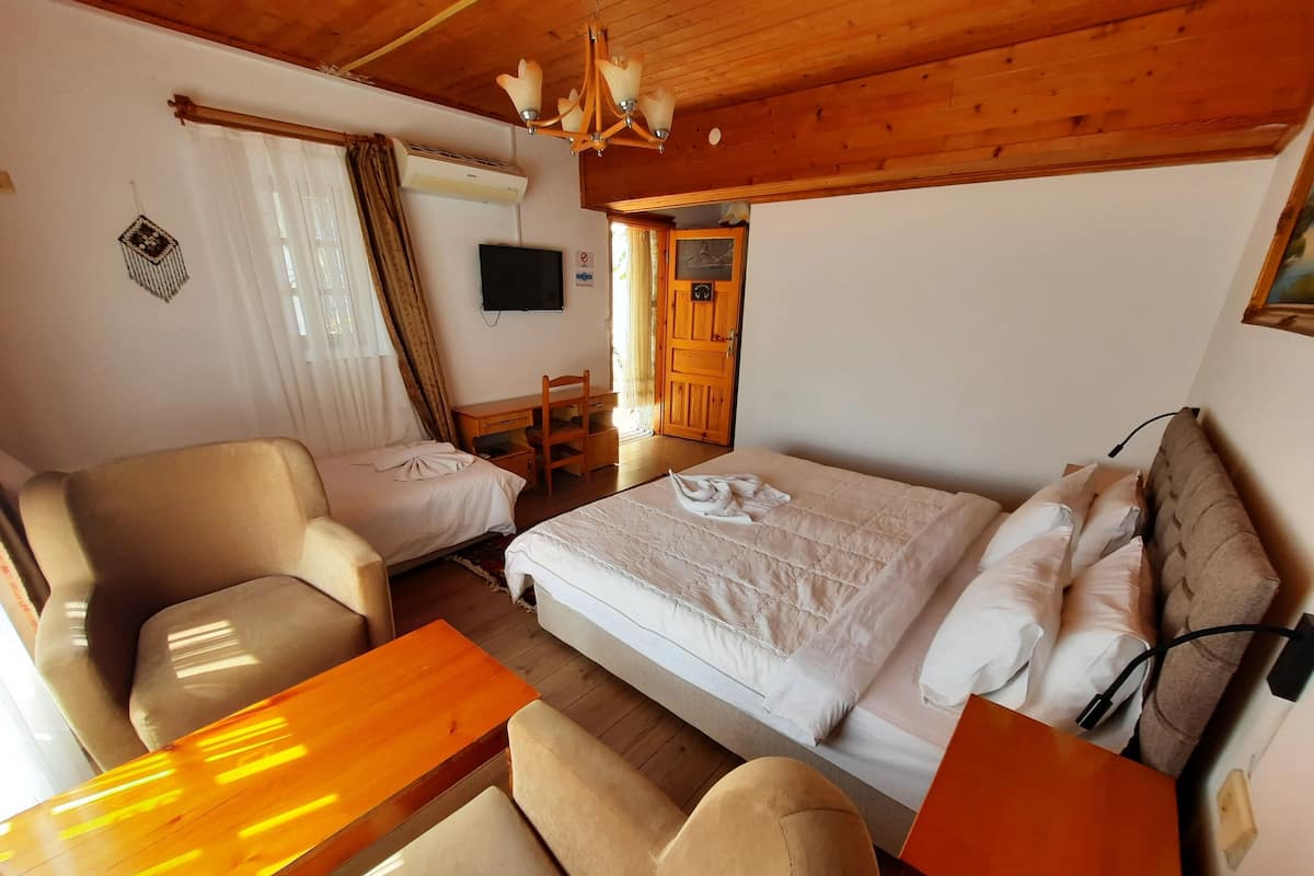 Familien-Zweibettzimmer, 1 Schlafzimmer, Nichtraucher, Gartenblick | Hochwertige Bettwaren, Zimmersafe, individuell dekoriert