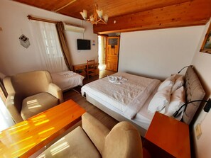 Family Twin Room, 1 Bedroom, Non Smoking, Garden View | Premium bedding, in-room safe, individually decorated, laptop workspace - Ali Baba's House (Selçuk)