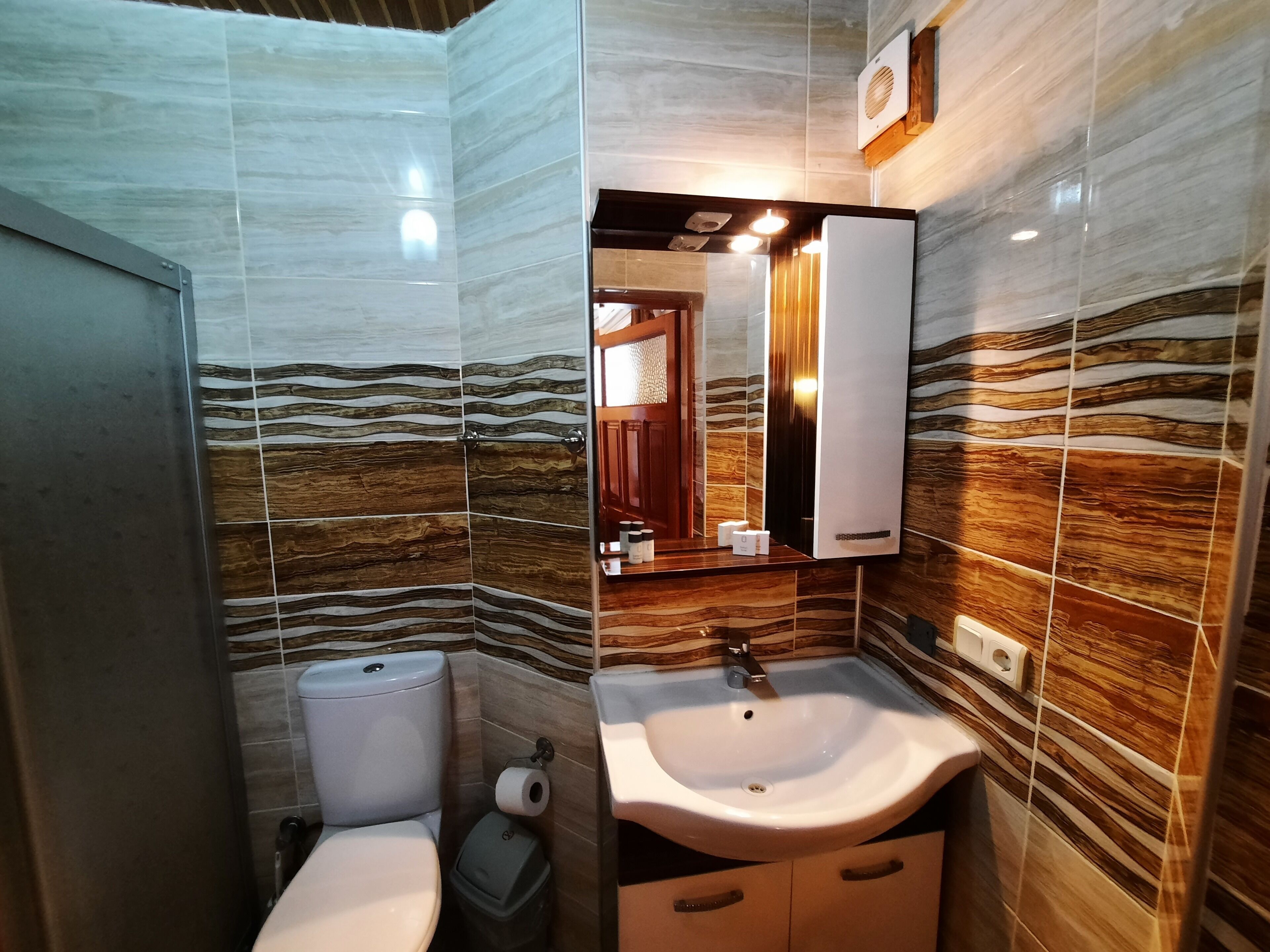 Bañera y ducha independientes, artículos de tocador gratuitos