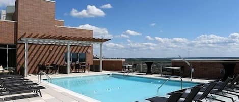 Außenpool (je nach Saison geöffnet), Liegestühle