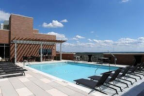 Kolam renang outdoor musiman, dengan kursi berjemur