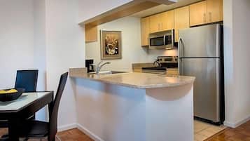 Großer Kühlschrank, Mikrowelle, Herdplatte, Geschirrspüler