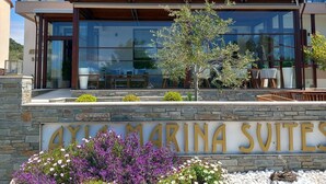 Moderni rakennus, jonka yläpuolella on kyltti, jossa lukee: ”AXELMARINA SUITES”.
