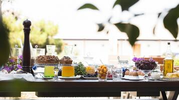 Una mesa de desayuno con diversas comidas y bebidas.