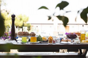 Café da manhã com buffet grátis todos os dias