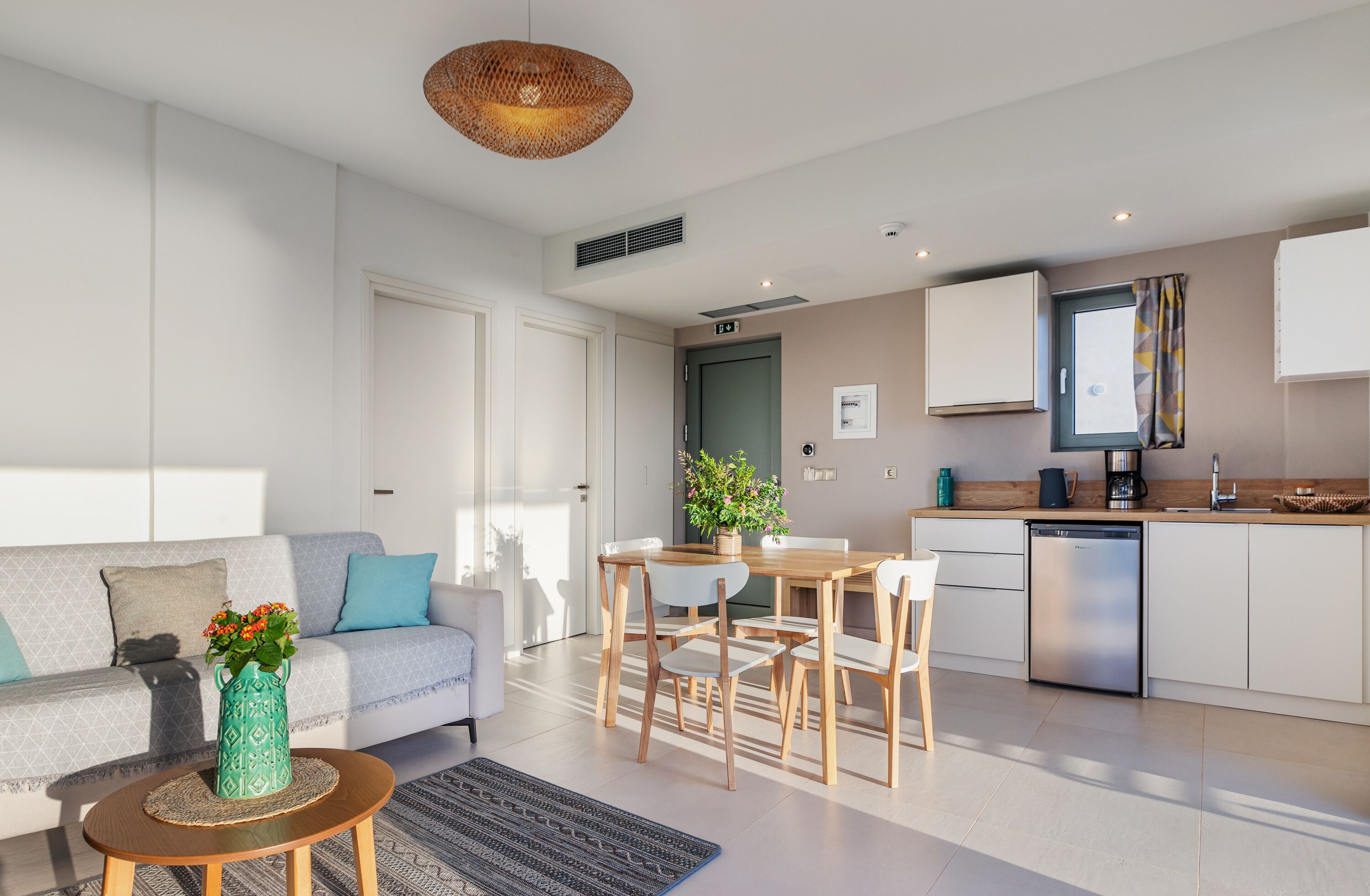 Un apartamento moderno con sala de estar, comedor y cocina.