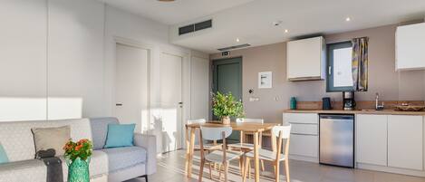 Un apartamento moderno con sala de estar, comedor y cocina.