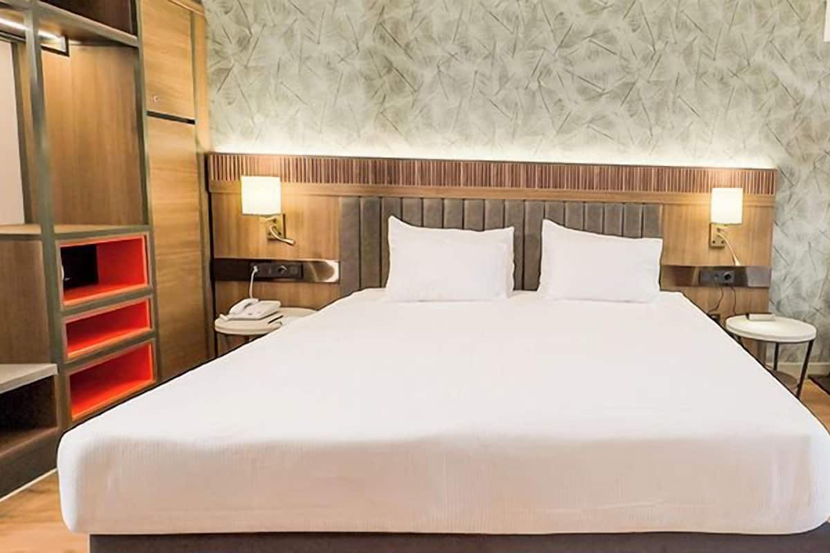 Quarto econômico | 2 quartos, frigobar, cofres nos quartos, escrivaninha