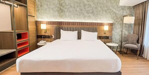 2 bedrooms, minibar, in-room safe, desk