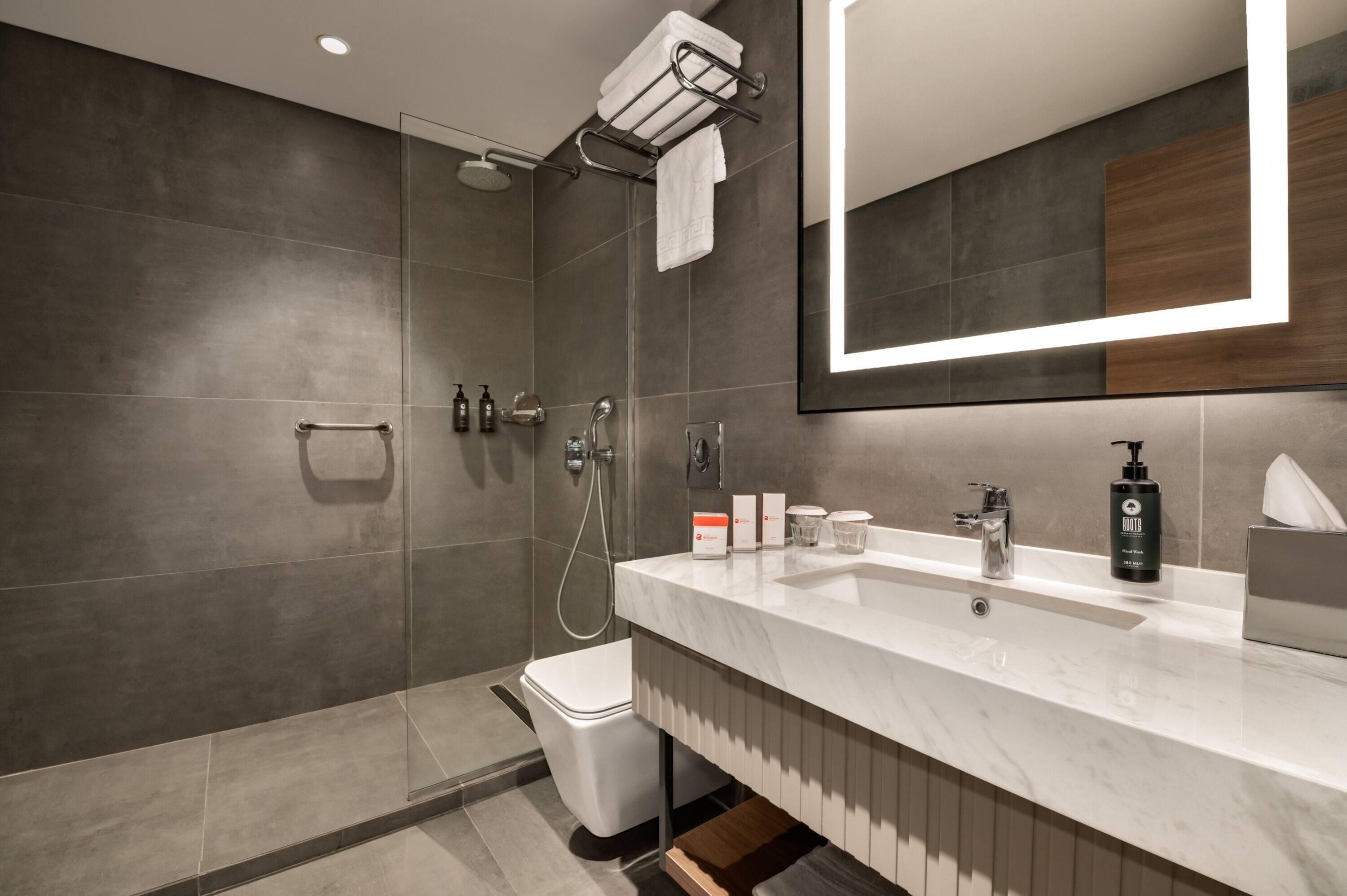 Ein modernes Badezimmer mit Dusche, Toilette und Waschtisch.