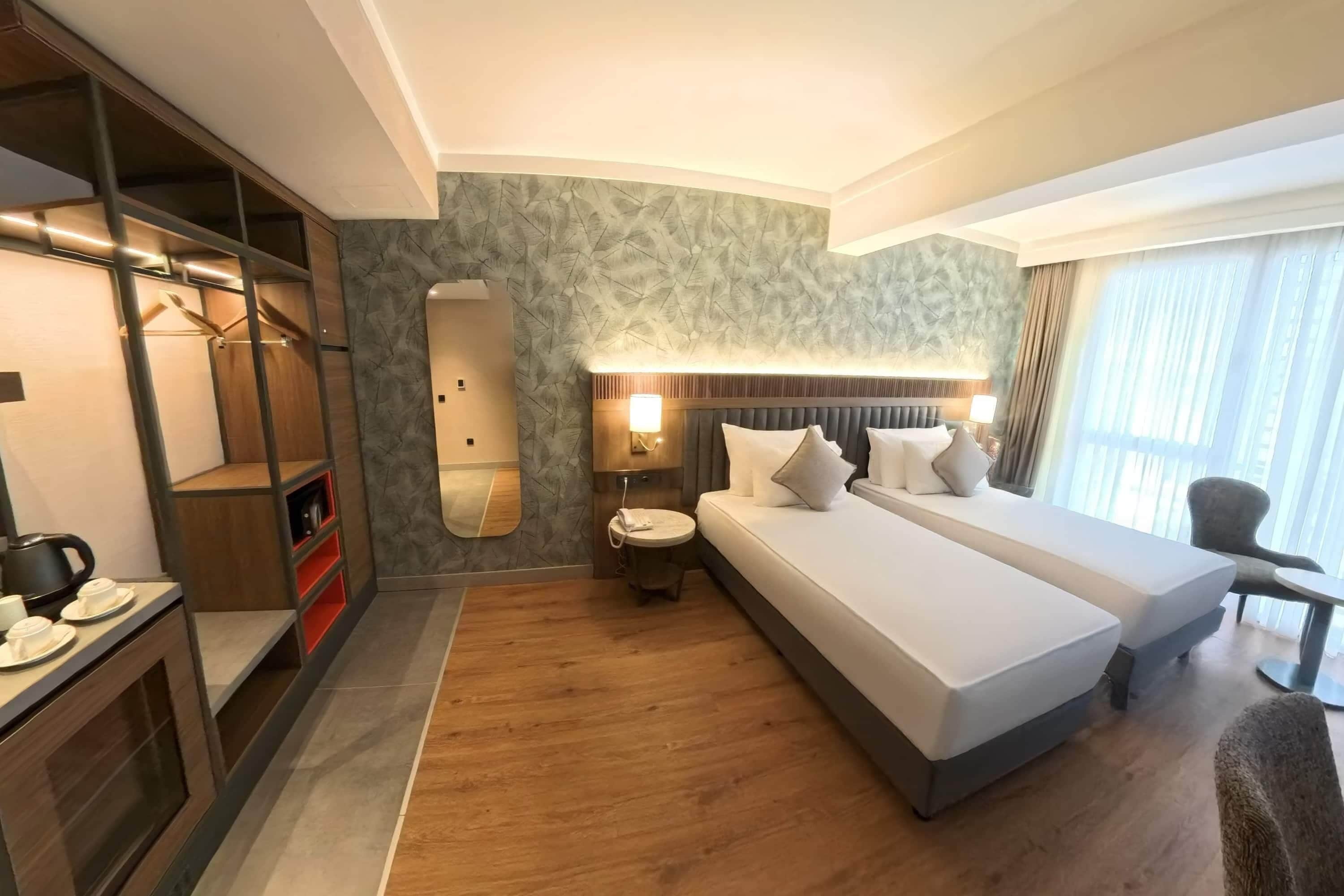 Comfort Room, 2 Single Beds | Minibar, in-room safe, desk, soundproofing