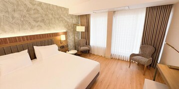 Minibar, caja de seguridad en la habitación y escritorio 