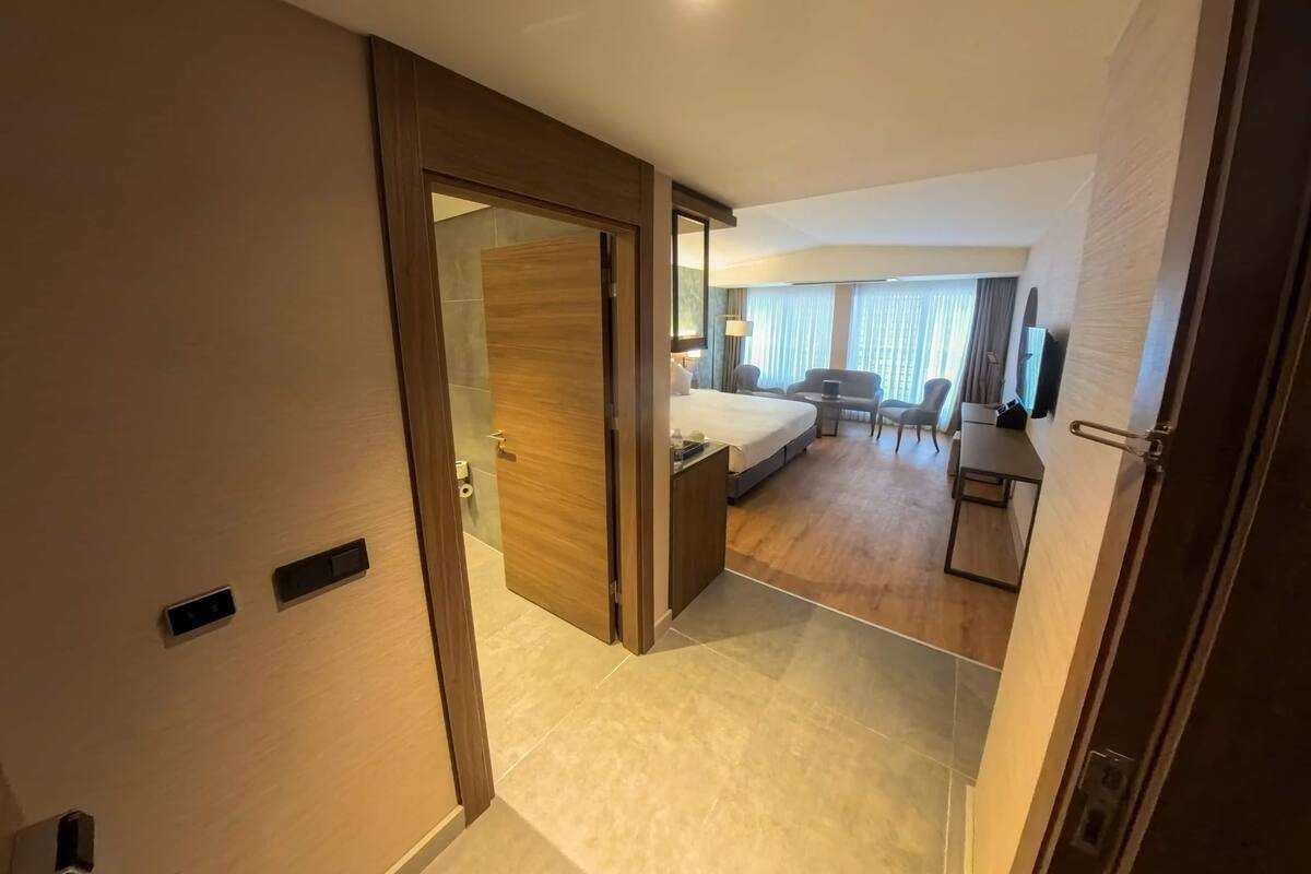 Comfort Room, 1 King Bed | Minibar, in-room safe, desk, soundproofing