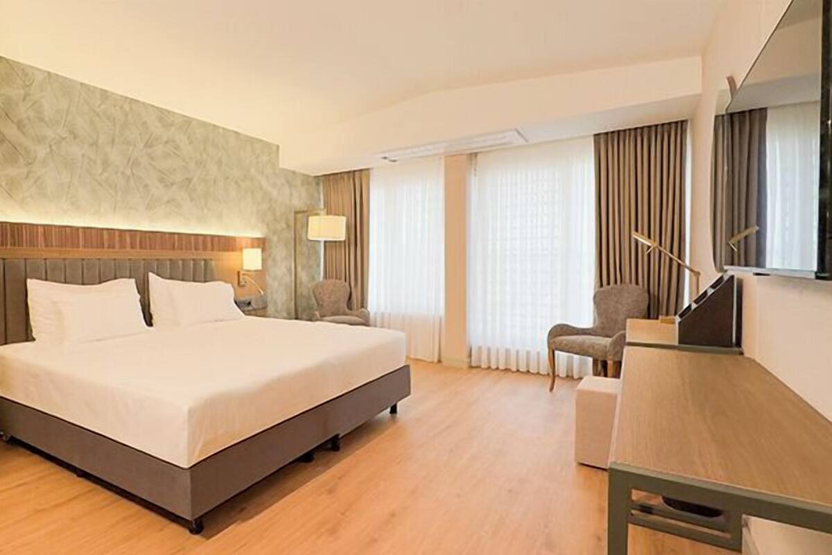 2 bedrooms, minibar, in-room safe, desk