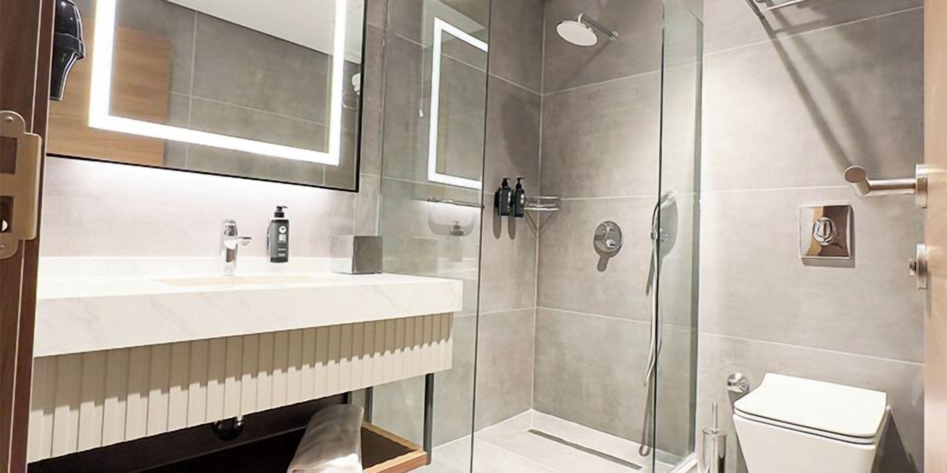 Habitación económica | Baño | Amenidades de baño gratuitas, secadora de cabello, batas, pantuflas 