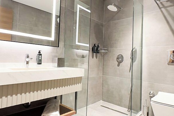 Kamar Ekonomi | Kamar mandi | Perlengkapan mandi gratis, pengering rambut, jubah mandi, dan sandal