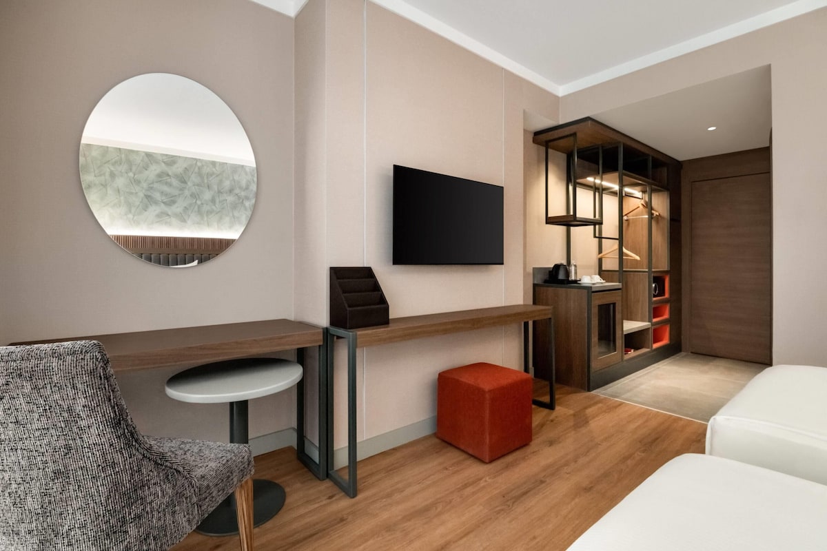 Habitación, 2 camas individuales, con acceso para personas discapacitadas | Minibar, caja de seguridad en la habitación y escritorio