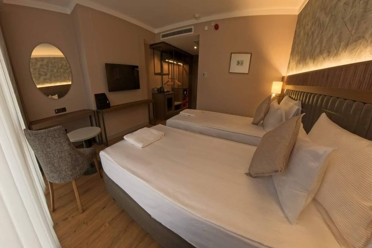 Room, 2 Single Beds, Accessible | Minibar, in-room safe, desk, soundproofing