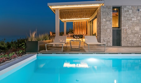 Grand Suite with Private Heated Pool | In-room safe, soundproofing, iron/ironing board, free cribs/infant beds