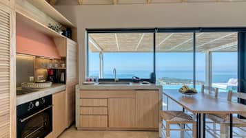 Residence with Private Heated Pool | 私人廚房 | 大型冰箱、爐台、咖啡機/沖茶器、烤麵包機