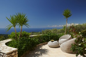 3 Bedroom Grand Villa with Private Heated Pool | Terrass/Patio