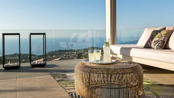 Residence with Private Heated Pool | 客房內保險箱、隔音、熨斗/熨衣板、免費搖籃/嬰兒床