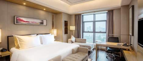 Minibar, värdeförvaringsskåp på rummet och skrivbord