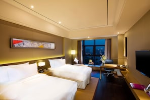 Minibar, värdeförvaringsskåp på rummet och skrivbord