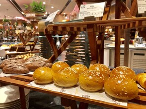 Daily buffet breakfast (CNY 110.00 per person)