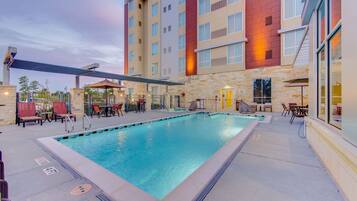 Una piscina al aire libre