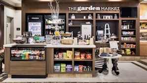 Kauppa nimeltä ”The Garden Market”, jossa on laaja valikoima elintarvikkeita ja erillinen kylmätuoteosasto.