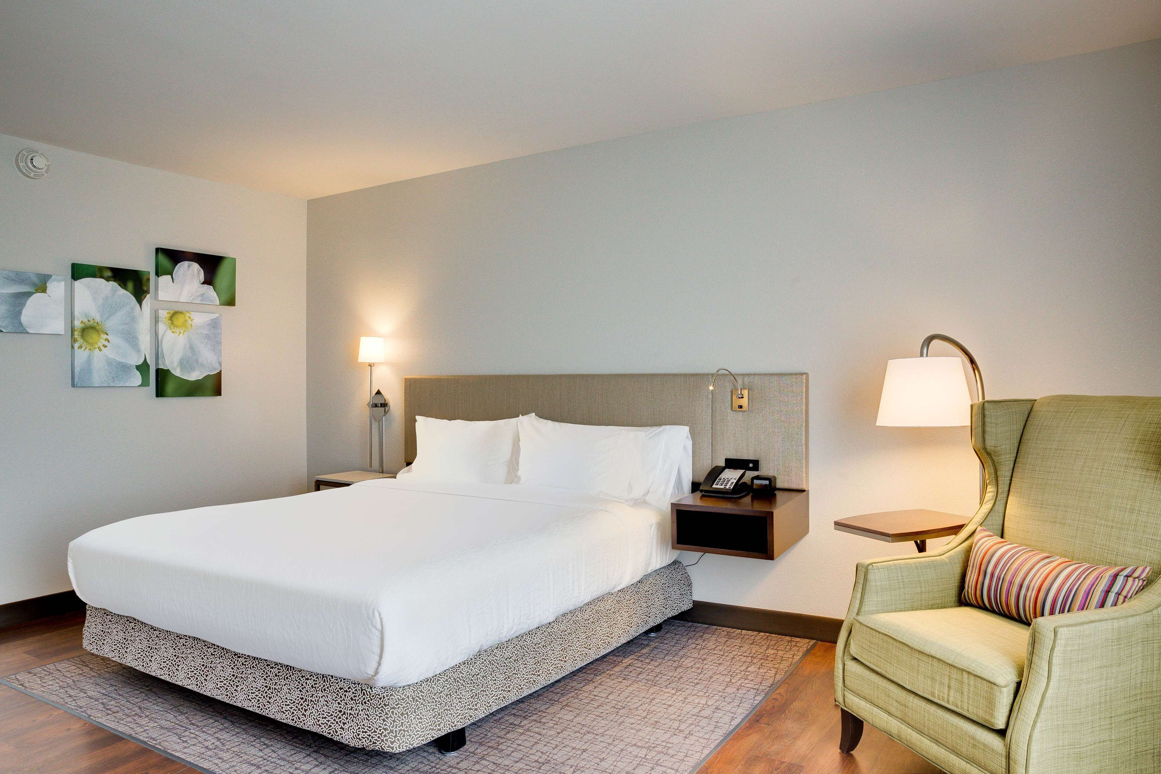 lcd tv, pay films, mp3 dock