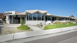 A modern building with a sign reading "Quality Inn." - Quality Inn Idaho Falls (Idaho Falls)