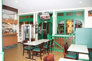 Déjeuner et dîner servis sur place