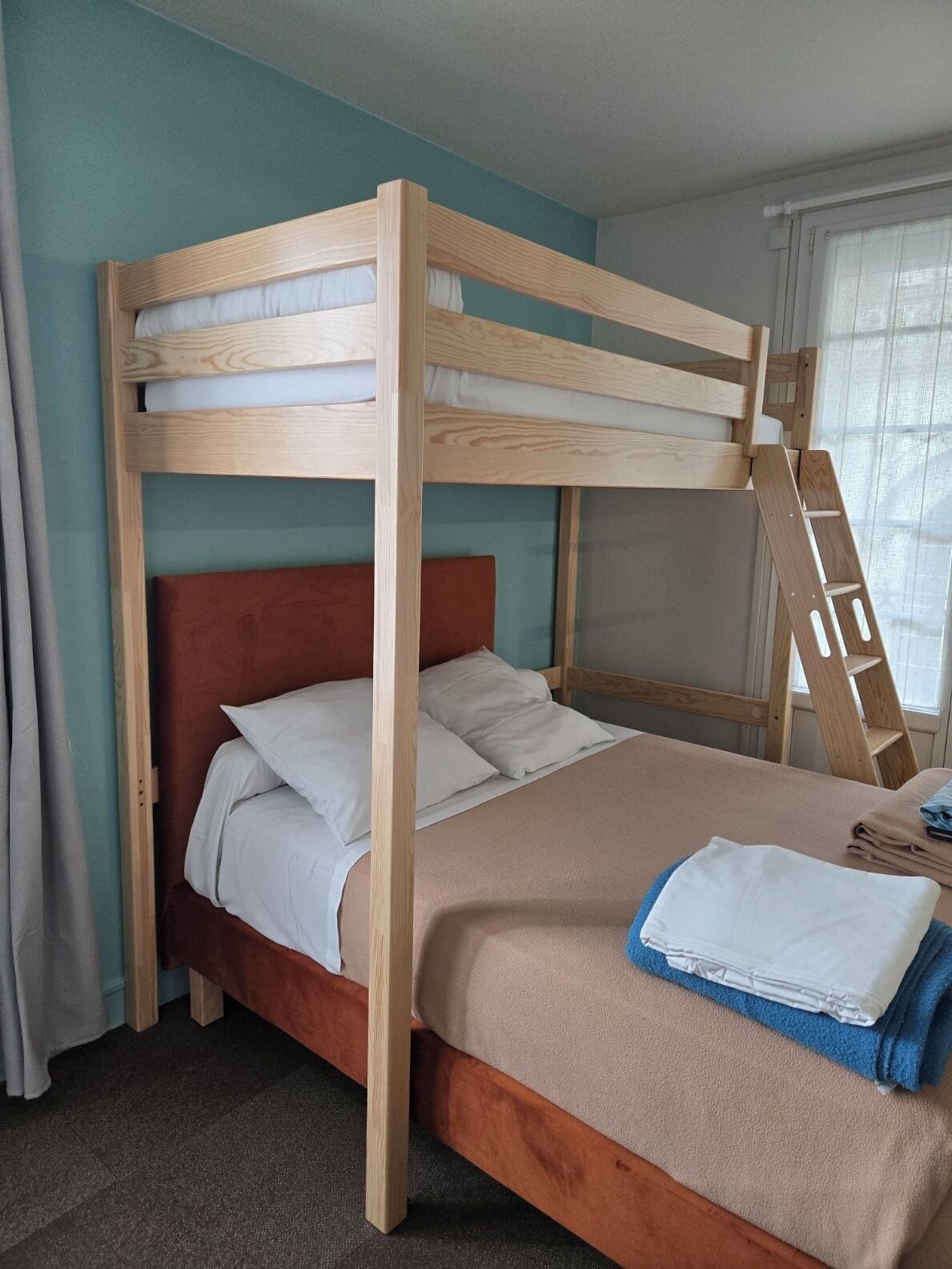 Habitación triple estándar, 1 habitación | Escritorio, insonorización, tabla de planchar con plancha y wifi gratis 