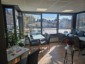 Lunch and dinner served - Hôtel - Restaurant - Brasserie Saint Germain (Flers)