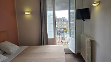 Desk, soundproofing, iron/ironing board, free WiFi