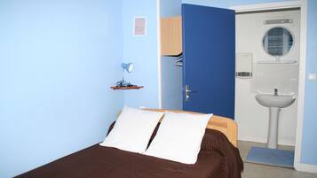 Desk, soundproofing, iron/ironing board, free WiFi