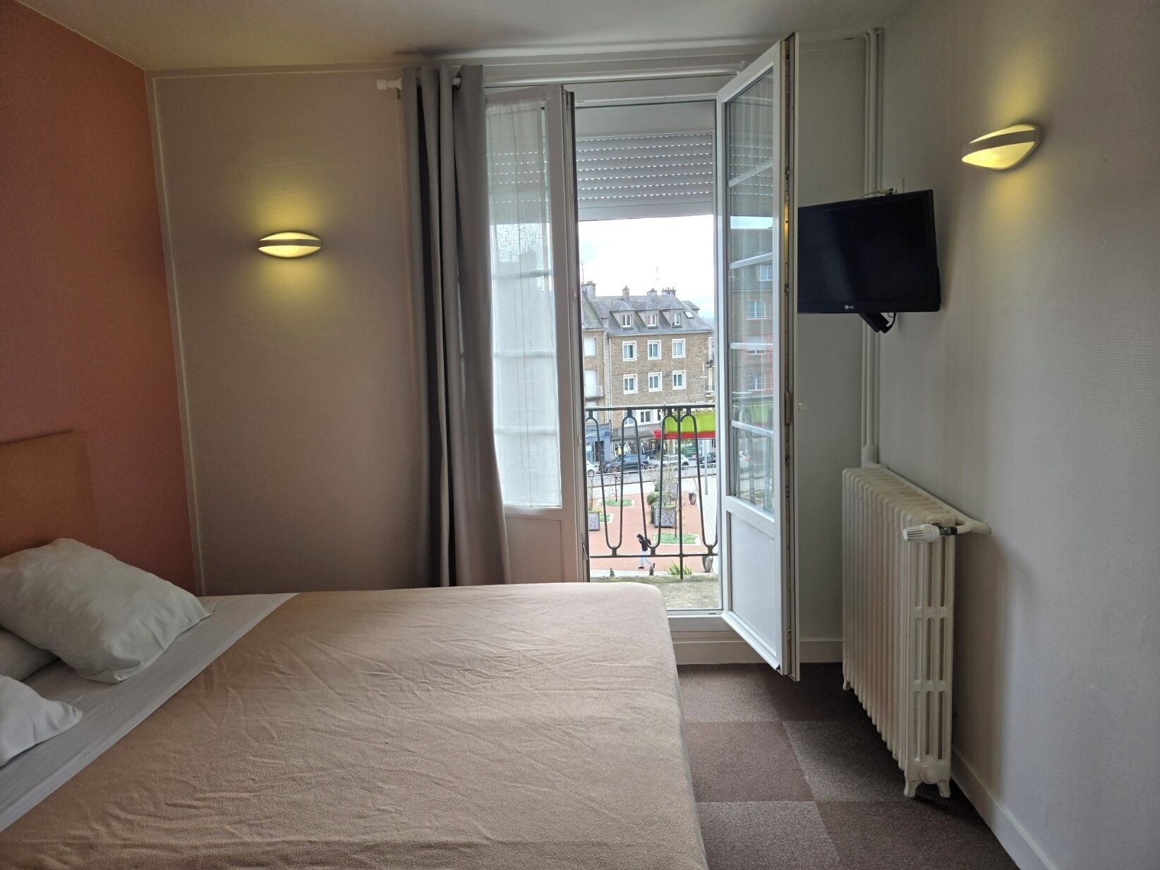 Chambre Standard Double ou avec lits jumeaux | Bureau, chambres insonorisées, fer et planche à repasser, Wi-Fi gratuit