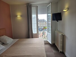 Habitación estándar con 1 cama doble o 2 individuales | Escritorio, sistema de insonorización, tabla de planchar con plancha