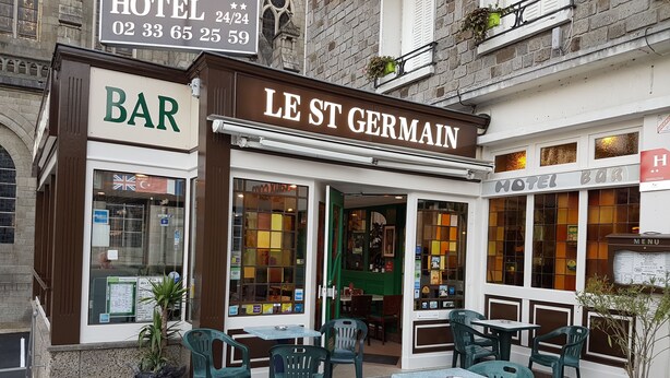 A bar and restaurant named "LE ST GERMAIN" with outdoor seating and a visible menu board. - Hôtel - Restaurant - Brasserie Saint Germain (Flers)