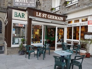 A bar and restaurant named "LE ST GERMAIN" with outdoor seating and a visible menu board. - Hôtel - Restaurant - Brasserie Saint Germain (Flers)