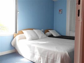 Habitación triple estándar, 1 habitación | Escritorio, sistema de insonorización, tabla de planchar con plancha